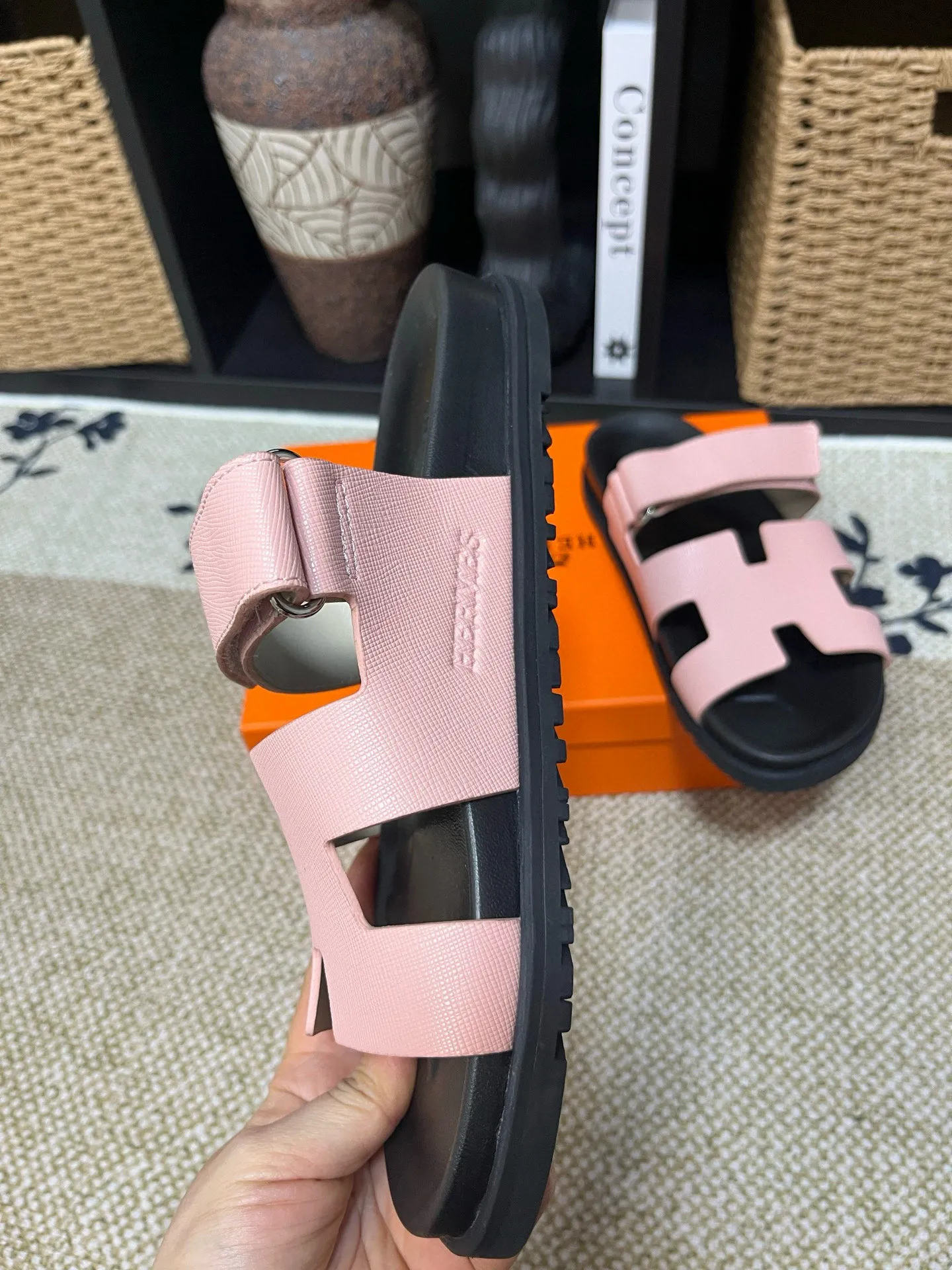 P300 Long-term stock Hermes men’s Kazimir slippers for couples - top quality woven calfskin functional sandals with intertwined uppers inspired by the “H” iconic pattern to create a casual look, perfect for summer. Imported cowhide + cowhide lining + TUP outsole Size: 35-46